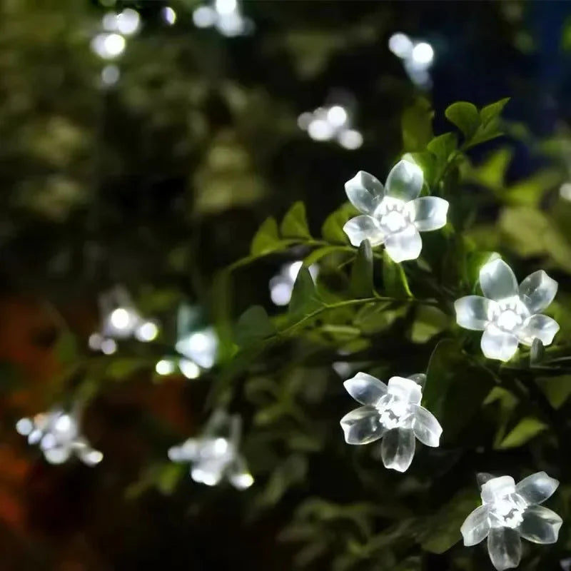 Solar-Gartenlichter in Blumenformen für stimmungsvolle Außenbeleuchtung