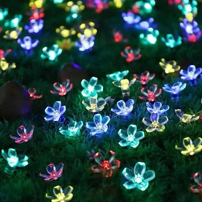 Solar-Gartenlichter in Blumenformen für stimmungsvolle Außenbeleuchtung